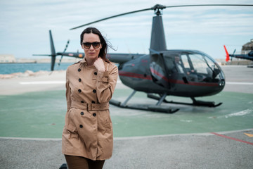 Obraz premium Business woman near private a helicopter