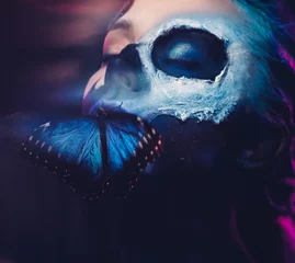 Fototapeten Schöne Frau mit blauem Haar und Schmetterling © Nejron Photo