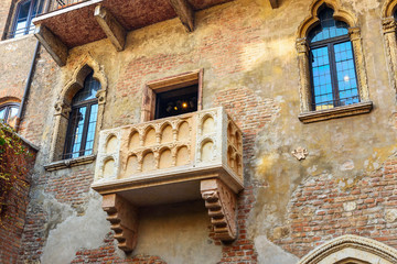 Fototapeta na wymiar Balcony of Juliet in Juliet Capulet house. Verona. Italy