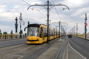 Stra&szlig;enbahn in Budapest auf einer Br&uuml;cke