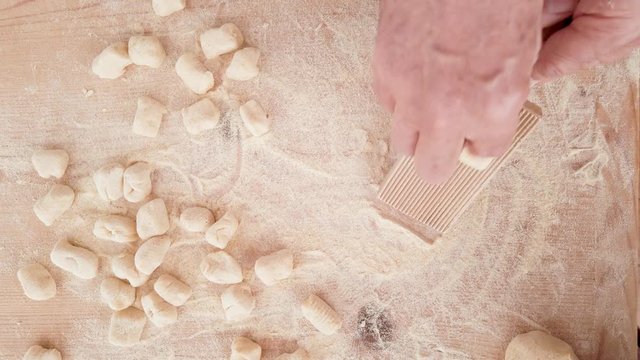Rigatura gnocchi di patate  fatti in casa con rigagnocchi, vista macro.