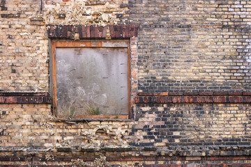 Naklejka premium Walls and windows.Old brick wall with closed windows.