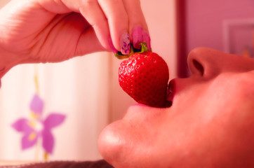 Obraz premium woman holding strawberry in hands