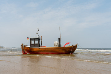 Fischkutter bei Ebbe am Strand von Usedom in Ahlbeck