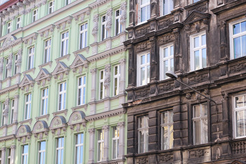 Fototapeta premium Autentyczna klimatyczna włoska restauracja uliczna European street jesienią w Warszawie. elewacje zabytkowych budynków, balkon. elewacja domów