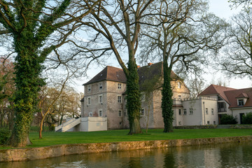 Fototapeta na wymiar Historisches Wasserschloss Mellenthin auf Usedom mit Burggraben bei Sonnenuntergang 