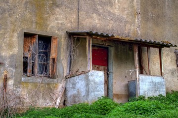 Fototapeta na wymiar Maison abandonnée en milieu rural.