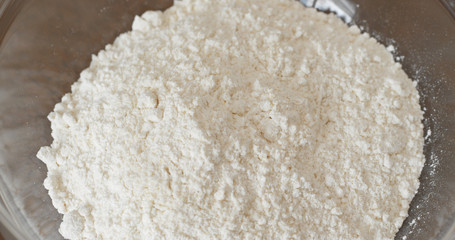 measure the weight of the flour