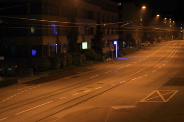 Strada illuminata di notte