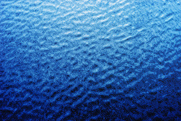 Abstrakte Wasseroberfläche in sattem Blau mit leichten Wellen - Abstract water surface in deep...