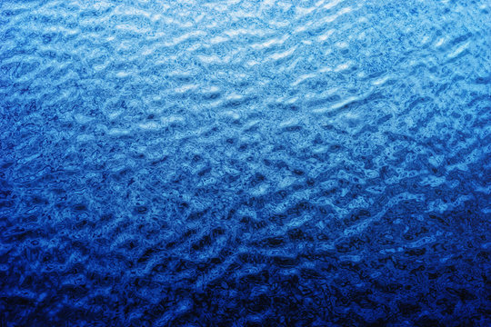 Abstrakte Wasseroberfl&auml;che in sattem Blau mit leichten Wellen - Abstract water surface in deep blue with light waves