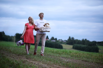 Fototapeta premium Dziewczyna w ciąży z dużym brzuchem i młody człowiek na zewnątrz