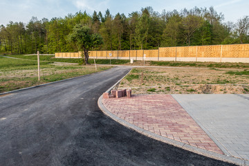 Lärmschutzwand an Landstrasse