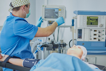 Obraz premium Several doctors surrounding patient on operation table during t