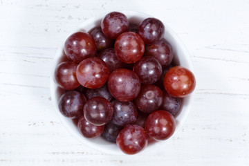 Trauben Frucht Weintrauben rot Früchte Obst von oben Holzbrett