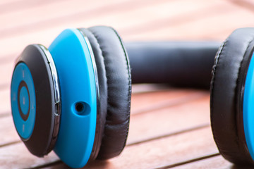 Blauer stylischer BlBlauer stylischer Bluetooth-Kopfhörer mit Bedienelementen an der Seite und...
