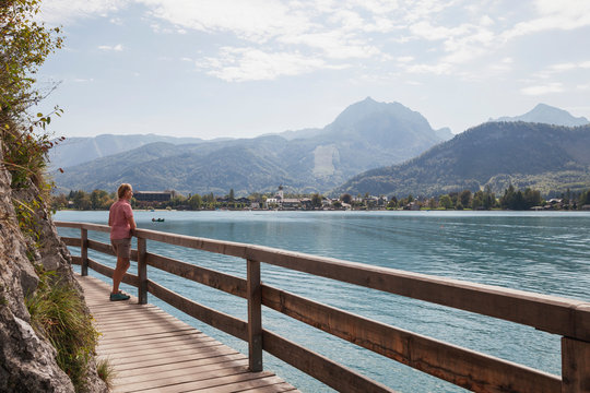 Austria, Alps, Salzburg, Salzkammergut, Salzburger Land, Wolfgangsee, woman enjoying view