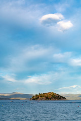 Obraz premium Sea bay in small town Tolo, located near Nafplio with clear water and fine sand, summer vacation destination for families with kids