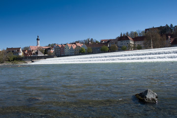 Naklejka premium Blick über den Lech auf die Landsberger Altstadt