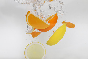 水中のオレンジとレモン