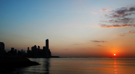 Naklejka premium amanecer en la ciudad vista al mar