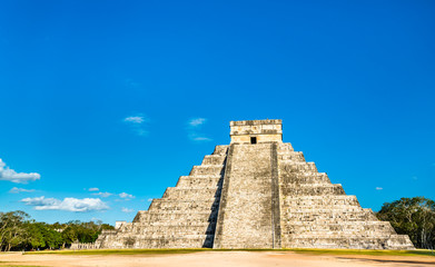 Fototapeta na wymiar El Castillo or Kukulkan, main pyramid at Chichen Itza in Mexico