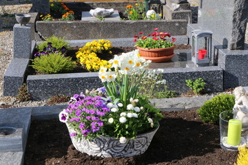 Am Friedhof, geschmückte Gräber im Frühling