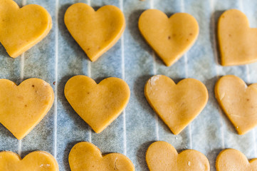 Biscuits sablés en forme de coeurs sur une plaque de four	