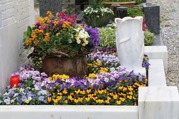 Am Friedhof, geschmückte Gräber im Frühling, Tod, Trauer, Sterben, Grabpflege