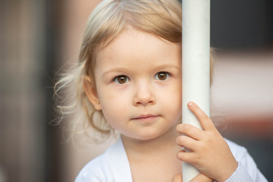 ni&ntilde;a rubia bella beba inocente familiar