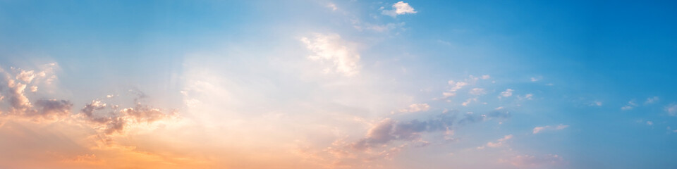 Ciel panoramique spectaculaire avec des nuages à l& 39 heure du lever et du coucher du soleil. Image panoramique.