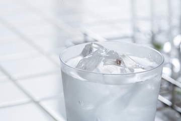 グラスの冷たい水