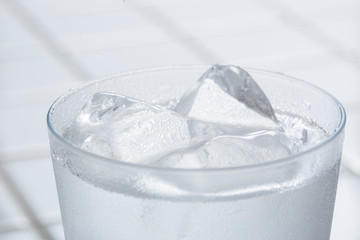 グラスの冷たい水