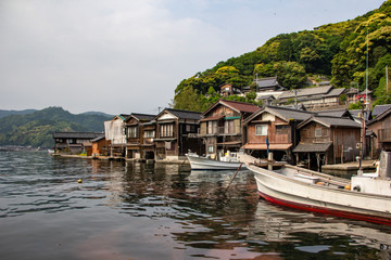Fototapeta premium 伊根町 曇り 舟屋 