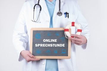 Arzt mit einem Schild Online Sprechstunde