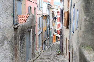 Fototapeta na wymiar Ville Le Puy en Velay en Haute Loire - Auvergne - Rue pavée en pente en escalier