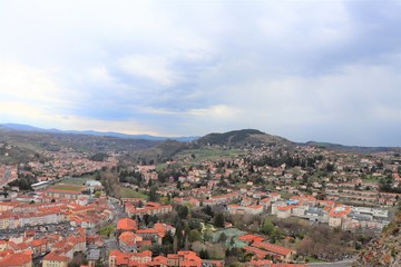 Fototapeta premium Ville Le Puy en Velay en Haute Loire - Auvergne - Vue de haut de la ville et de ses toits