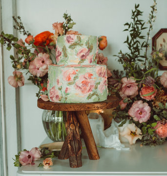 Cake on wooden stand with flowers