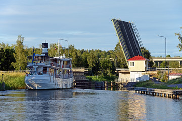 Ausflugsdampfer auf dem Götakanal in Schweden