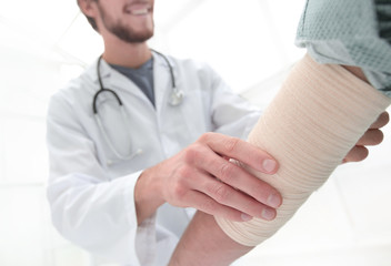 orthopedist calms his patient.