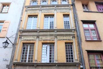 Fototapeta na wymiar Ville Le Puy en Velay en Haute Loire - Auvergne - Facades d'immeubles typiques