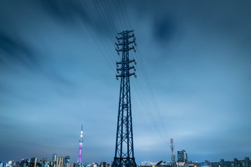 夜の荒川の鉄塔