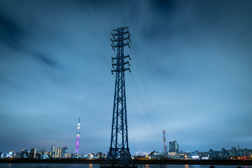 Fototapeta na wymiar 夜の荒川の鉄塔