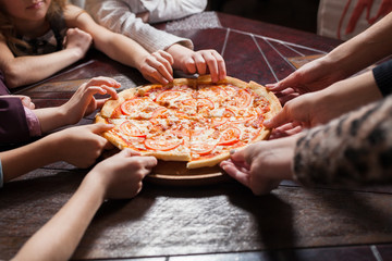 Obraz na płótnie Canvas children eat pizza in a restaurant.