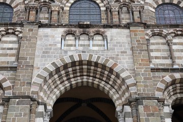 Ville Le Puy en Velay en Haute Loire - Auvergne - Cathedrale romane Notre Dame de l'Annonciation construite au  12 ème siècle