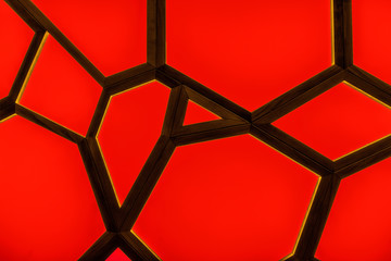Texture a nido d'ape spider di colore rosso vivo intrecciata su infisso in legno