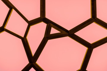 Texture a nido d'ape spider di colore rosa antico intrecciata su infisso in legno