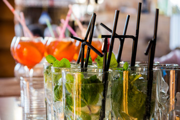 glasses with mint and cocktail straws