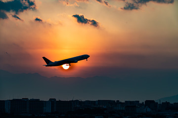 夕日と飛行機