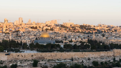 Fototapeta na wymiar the sun rising at dome of the rock in jerusalem